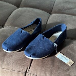 Toms women’s Belmont style navy canvas size 8